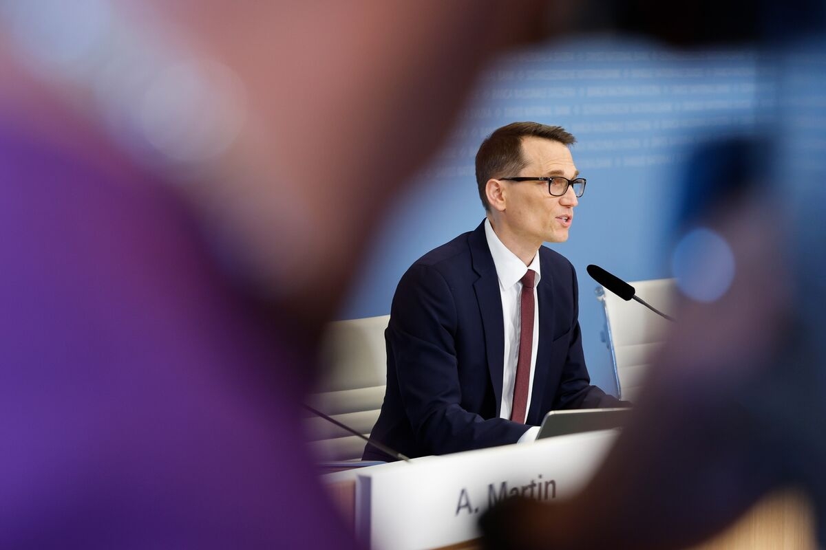SNB Cut to Negative Would Be Much Bigger Step Than ‘Normal' Reduction, Schlegel Says
