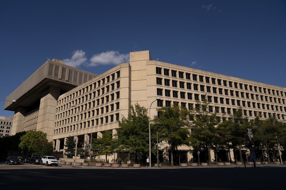 Trump Says He'll Keep FBI in DC, Scrap Plan to Move to Maryland
