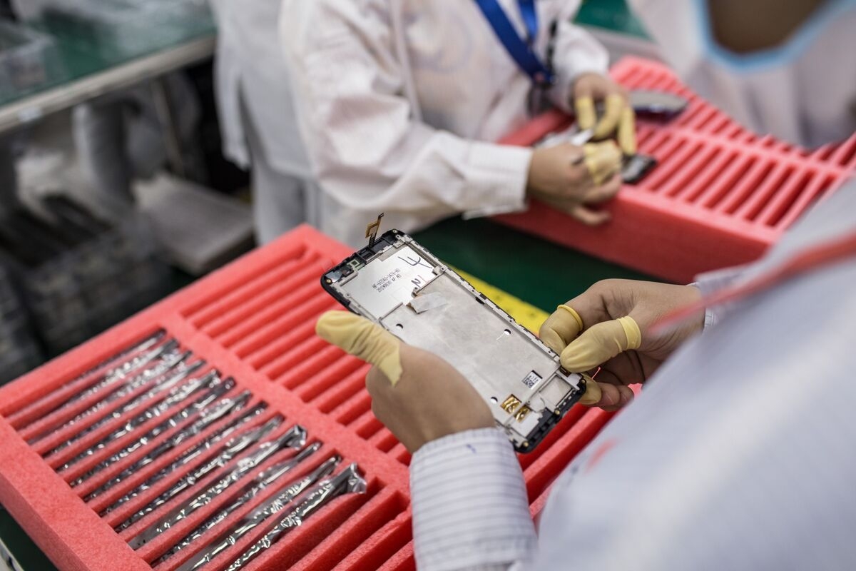 Asian Exporter Shares With Vietnam Factories Drop on US Tariffs