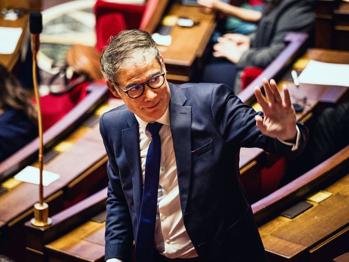 French Socialist Faure Reelected as Party Head by Narrow Margin