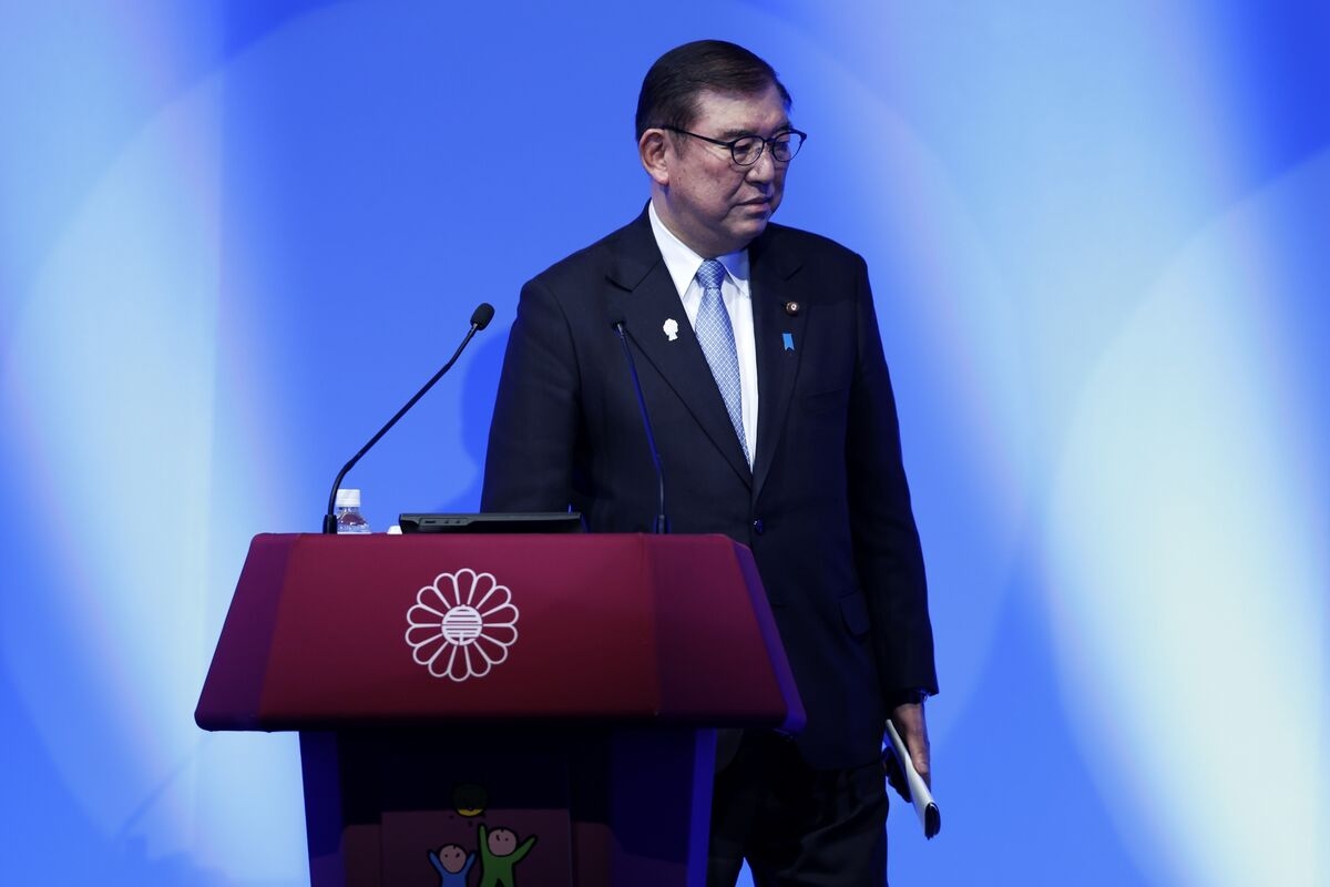 Rice Costs Imperil Ishiba After Bragging Minister Quits in Japan