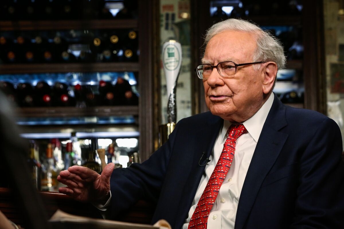 Buffett Inspires Retail Investors to Bet on Japan Trading Houses