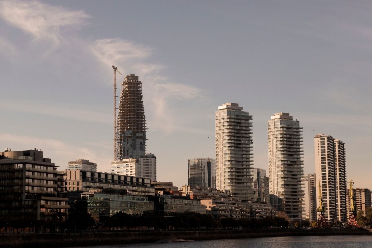 Rich Argentines Face Higher Energy Bills After Milei Subsidy Cut