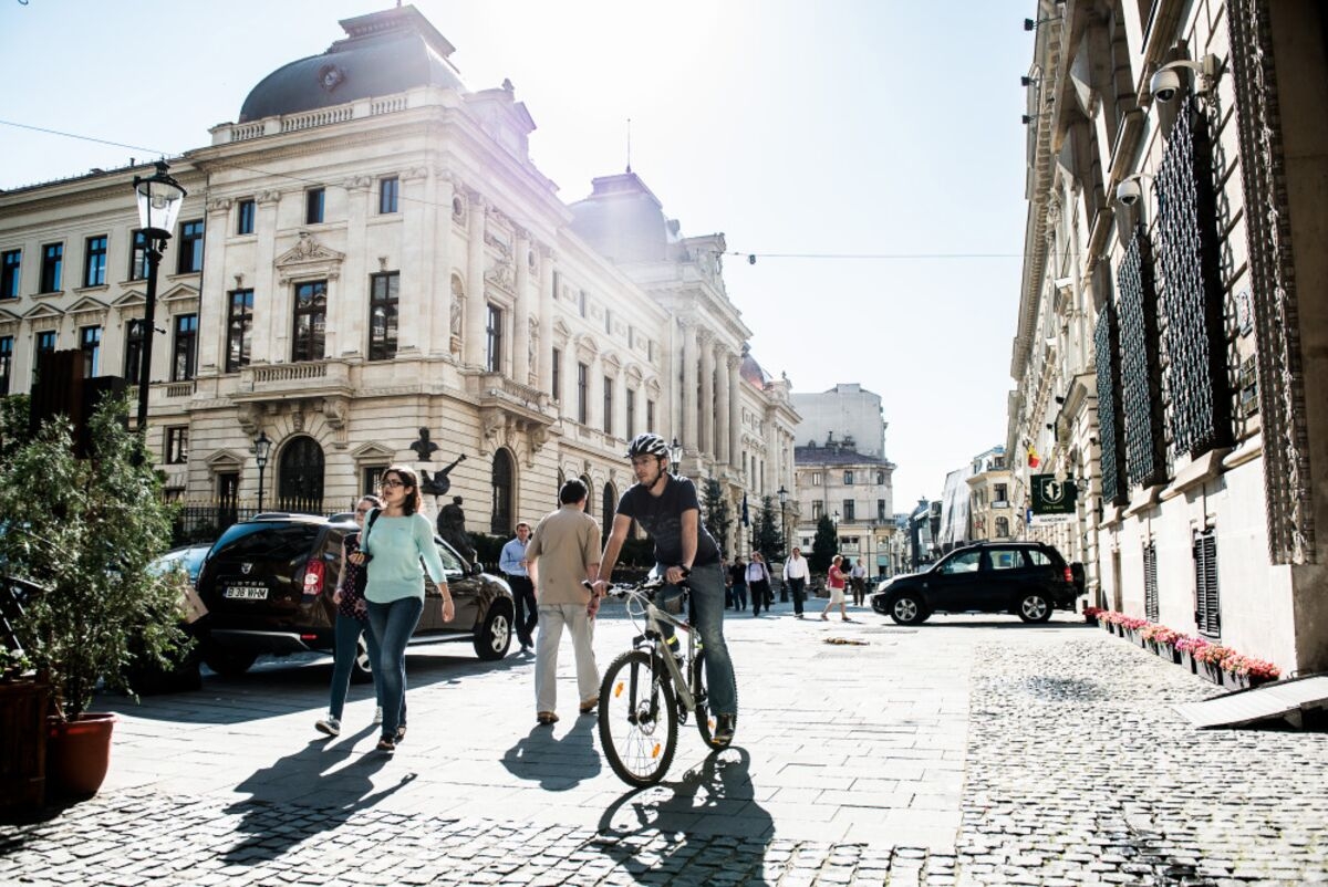 Romania's Credit Rating Outlook Cut by Moody's on Budget Risks