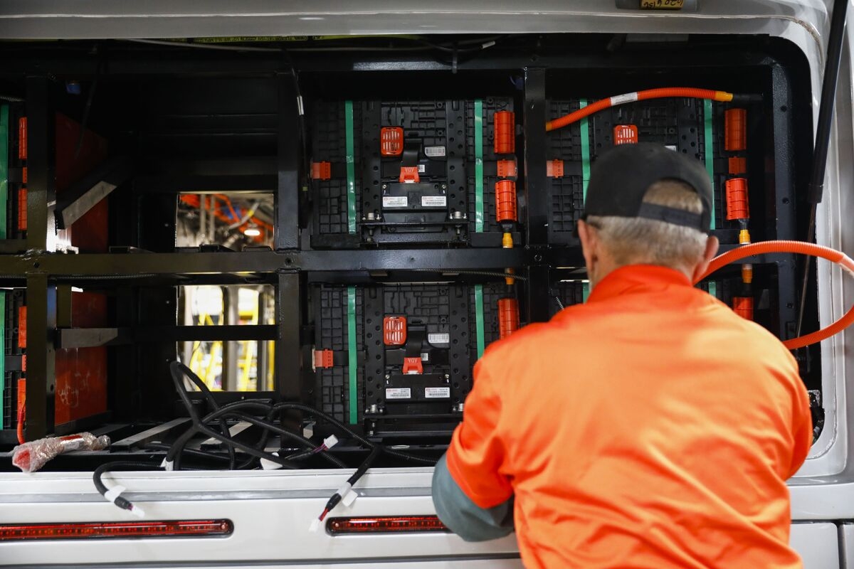 Nissan in Talks to Buy Batteries in US from Ford-SK On Venture