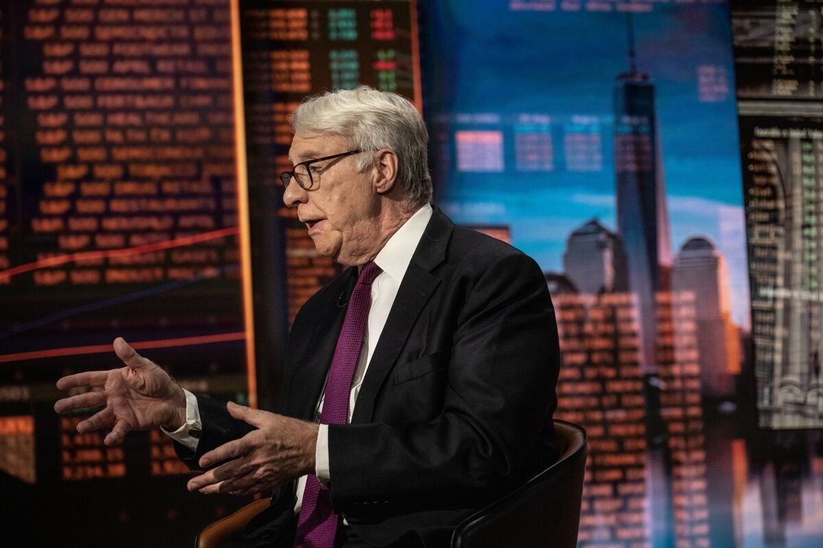 Jim Chanos Sees Big Short in Saylor's Strategy, But Others Aren't So Sure