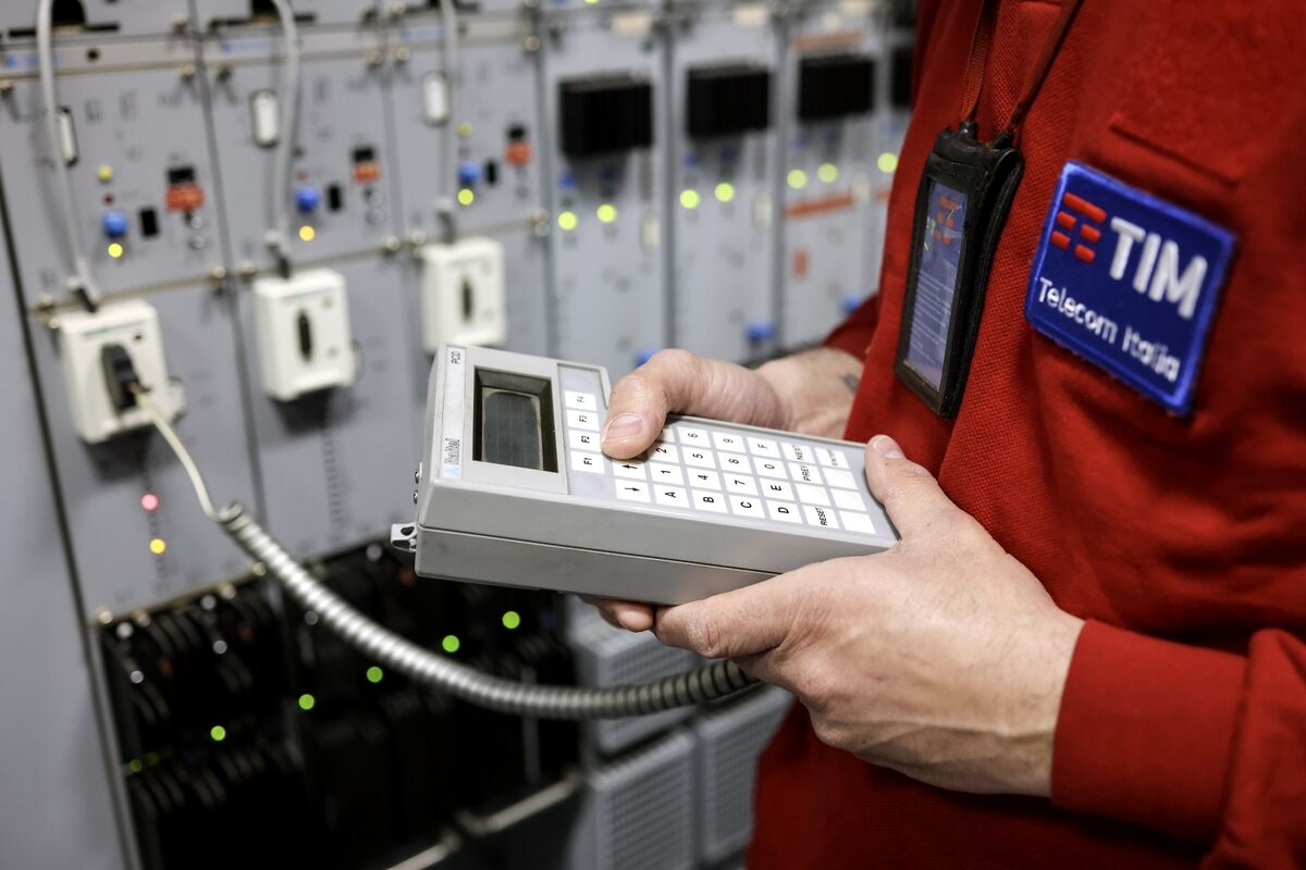 Poste Aims to Raise Telecom Italia Stake to Nearly 25%