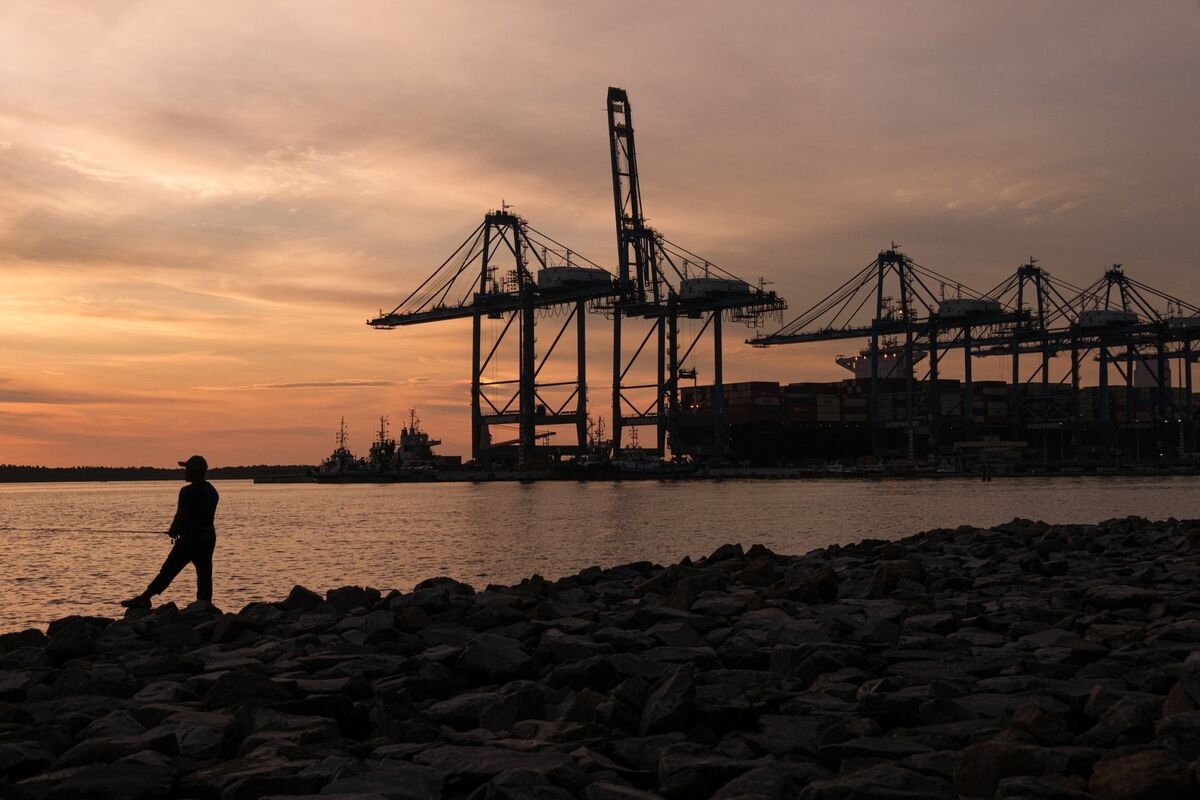 Oil Tankers Going Dark Off Malaysia as Iran Trade Draws Scrutiny