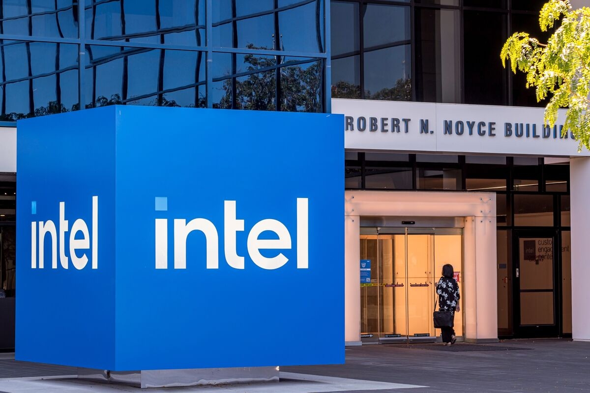 Intel CEO Says Has Board Support as Trump Calls for Resignation