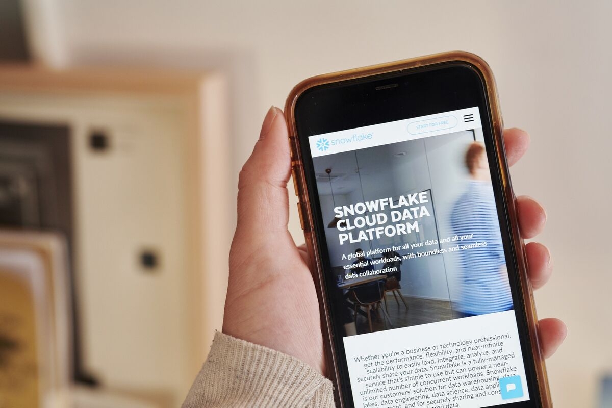 Snowflake Gives Strong Outlook With Focus on New AI Tools