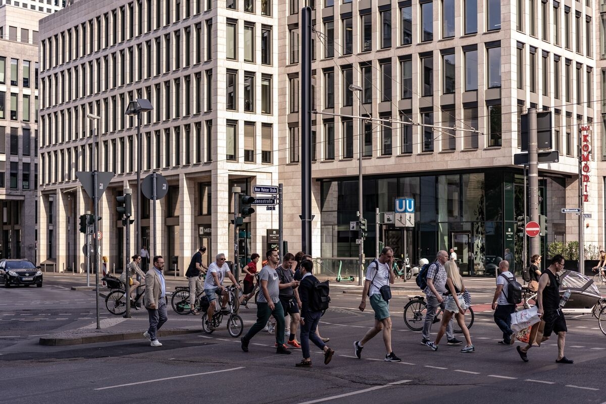 ECB's Wage Tracker Signals Pay Growth Will Plunge This Year