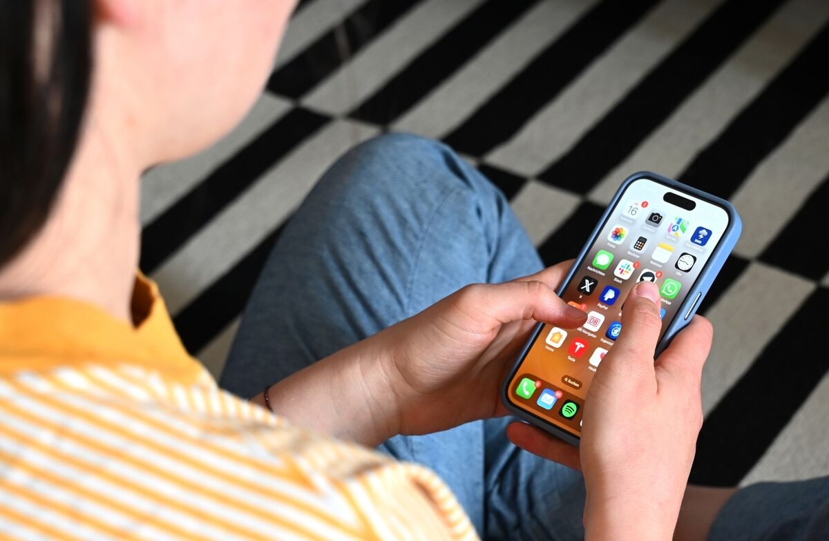Ads Ruined Social Media. Now They're Coming to AI.
