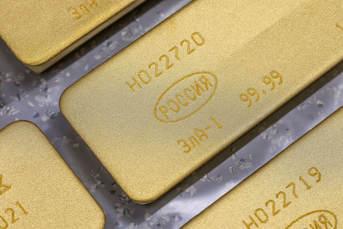 Gold Rises to Another Record in Flight to Safety