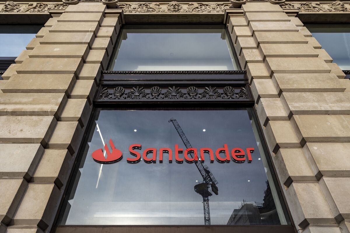 Santander Reconsiders Accounting Hire Accused of Fraud by Itau
