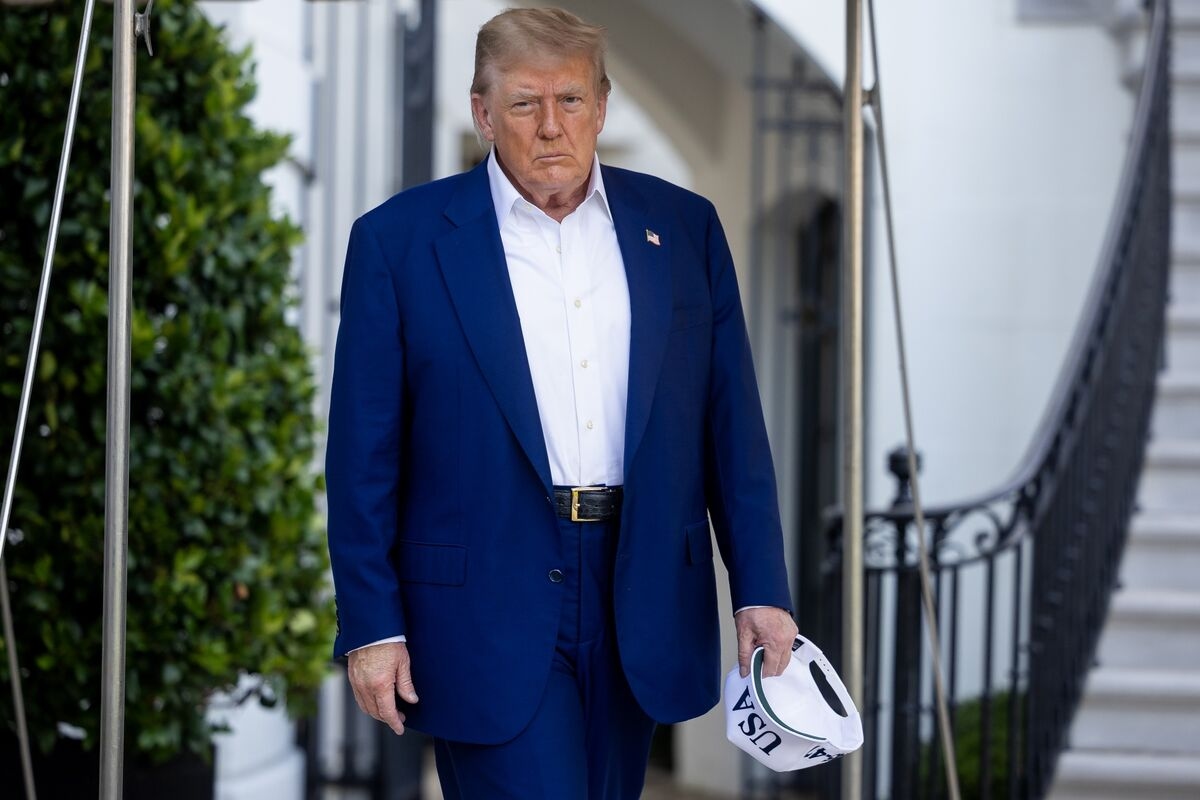 Trump Pivots to Tax Cuts to Combat Voters' Economic Anxiety