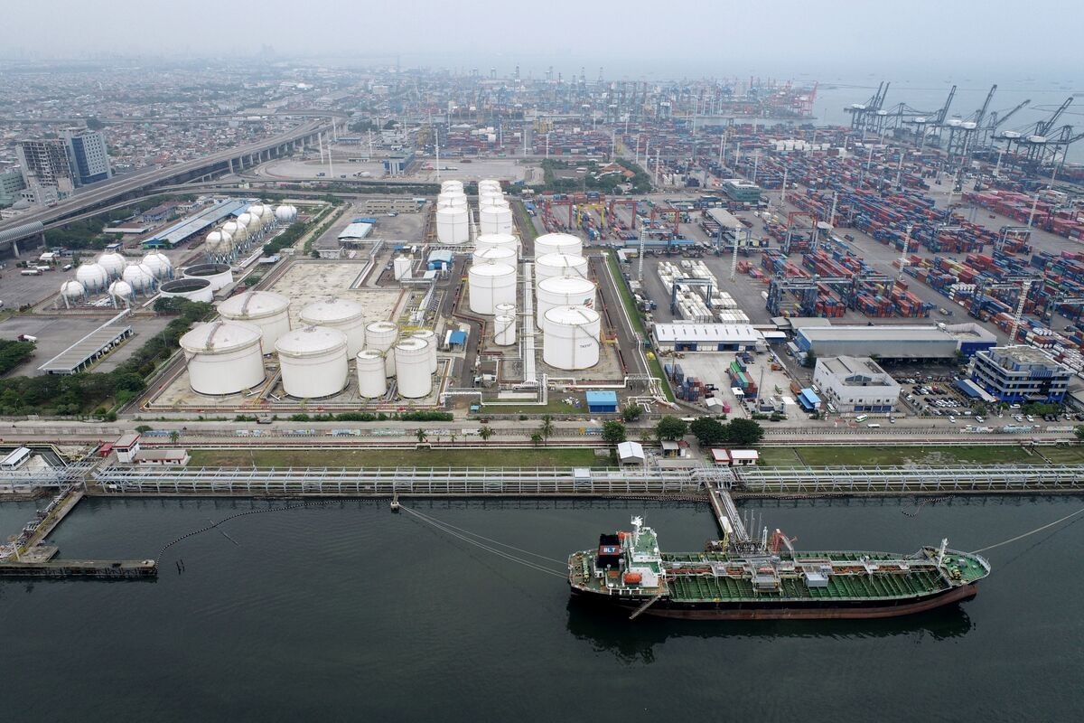 Indonesia to Cut Fuel Imports From Singapore in Favor of US