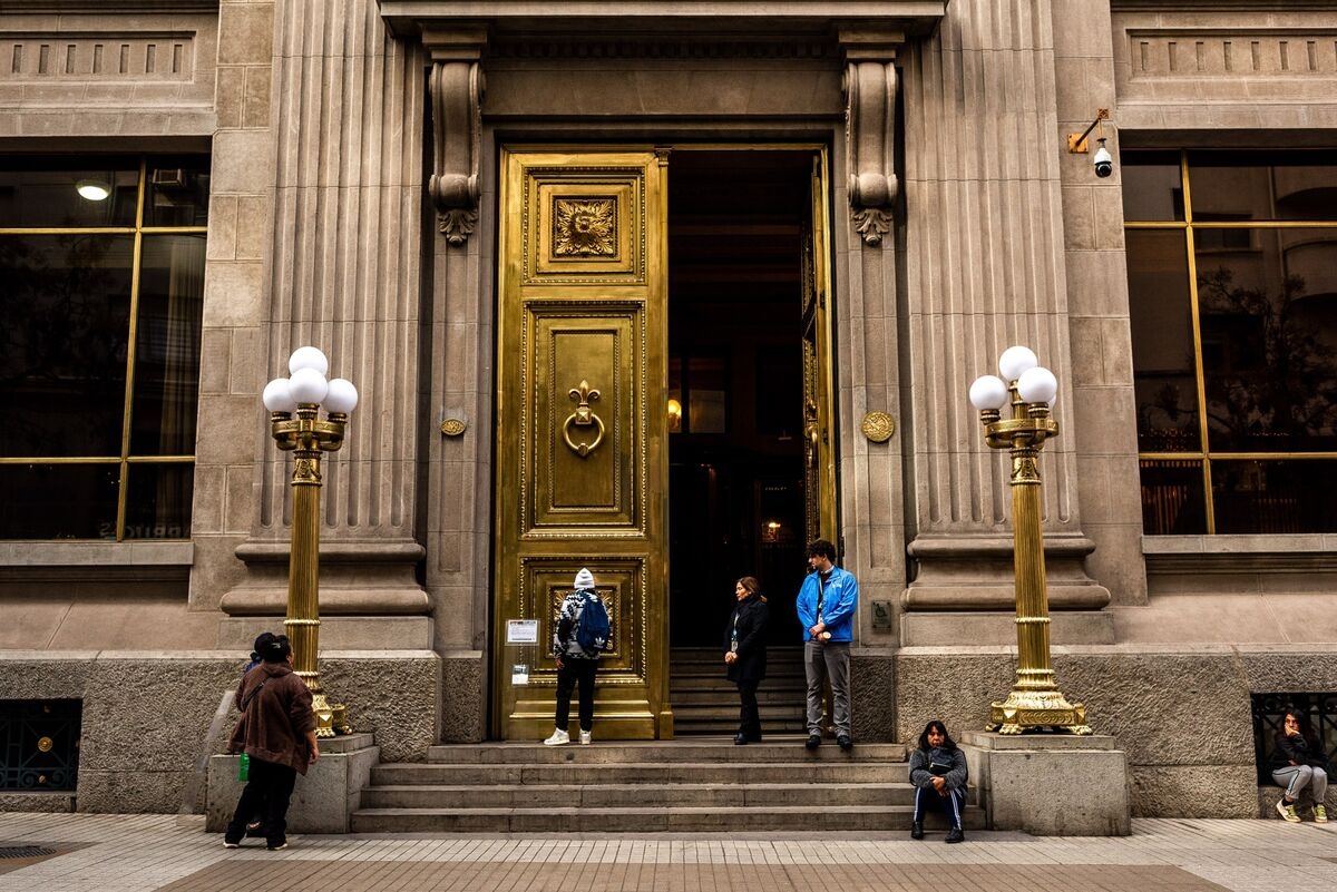 Chile's Central Bank Is Set to Deliver First Interest Rate Cut of 2025