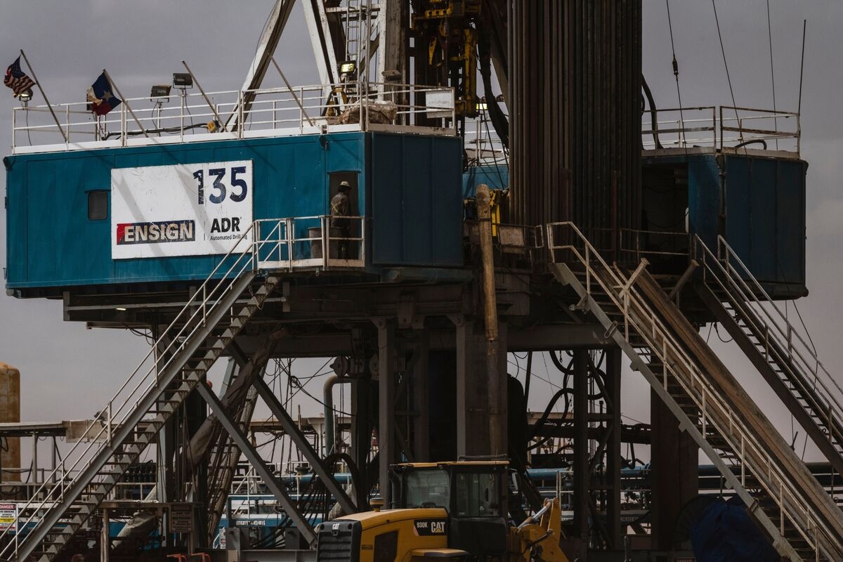Exxon to Keep Investing in Growth Even at $50-a-Barrel Oil