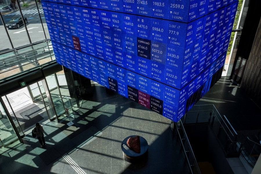 Risk aversion grips Asian stocks, currencies; Philippines cuts rates as expected