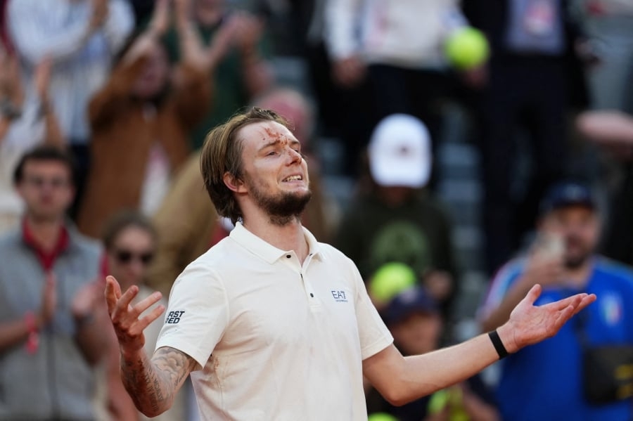 Bublik rolls the dice and wins at Roland Garros
