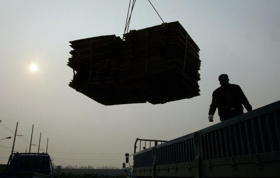 Copper inches up on weaker dollar; investors watch US trade talks