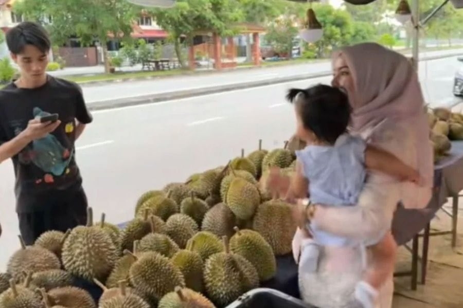 #NSTviral: Mandarin-speaking customer helps durian seller serve Chinese tourists