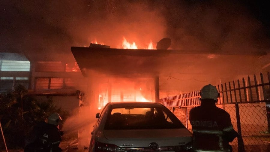 Elderly man rescued from house fire in Gelugor, Penang