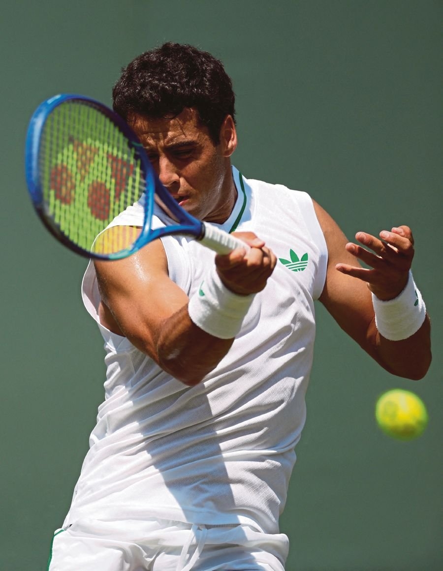 Munar burns 10 matchpoints but advances at Wimbledon