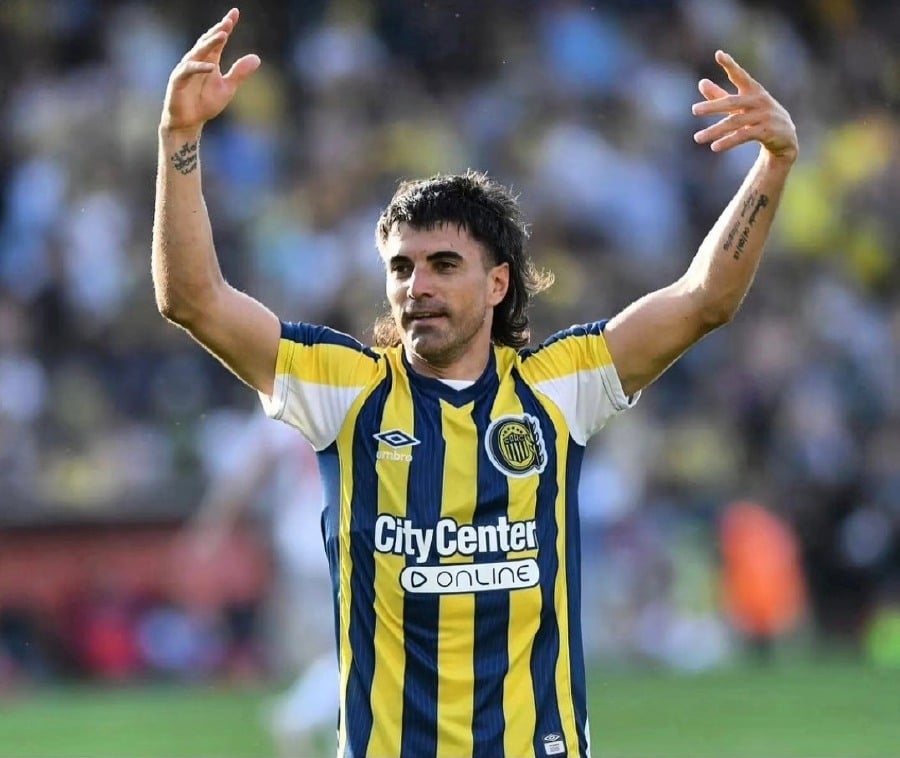 Argentine club suspends youth footballers over photo with idol from rival team