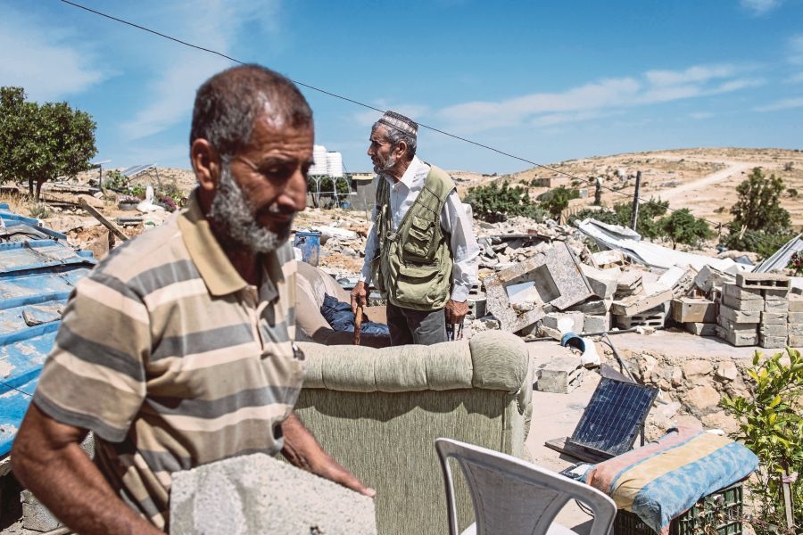 Palestinians in razed hamlet vow to stay