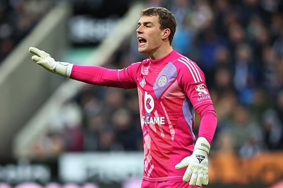West Ham sign Leicester goalkeeper Hermansen