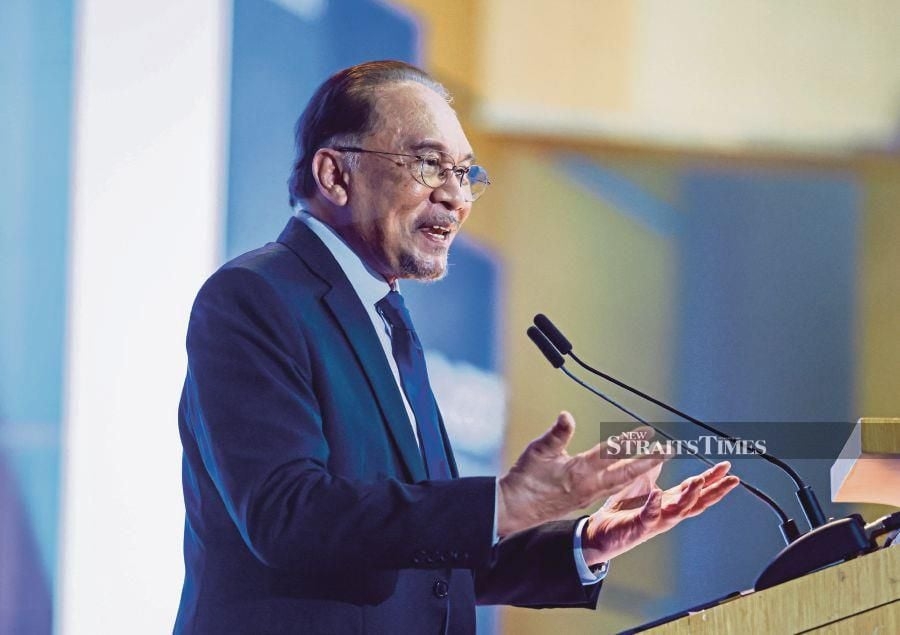 Anwar: Govt paid RM486k for Dr M's official visit to Japan