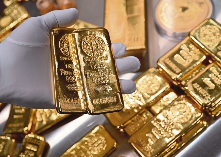 Gold slips amid hopes of easing US-China trade tensions