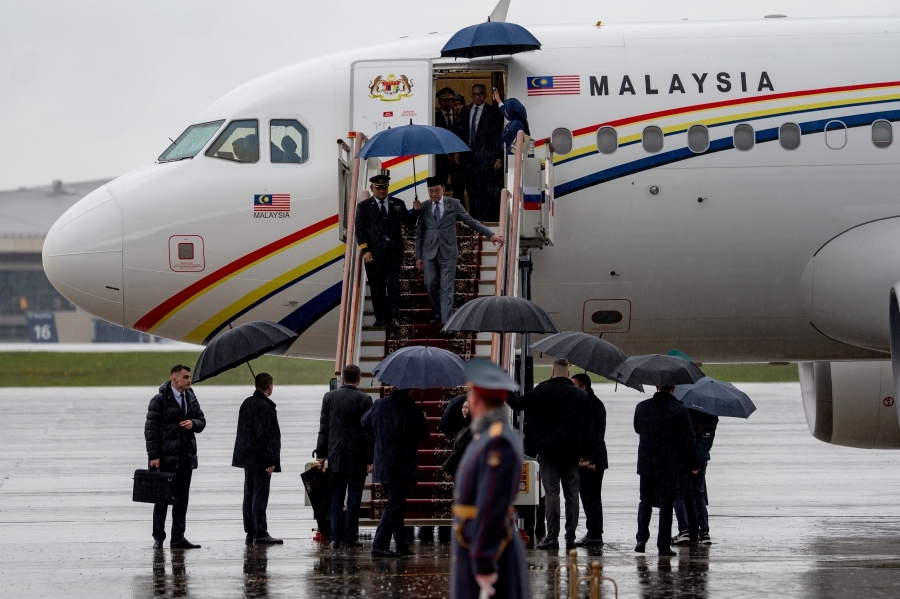 Anwar arrives in Moscow, receives guard of honour in historic reception