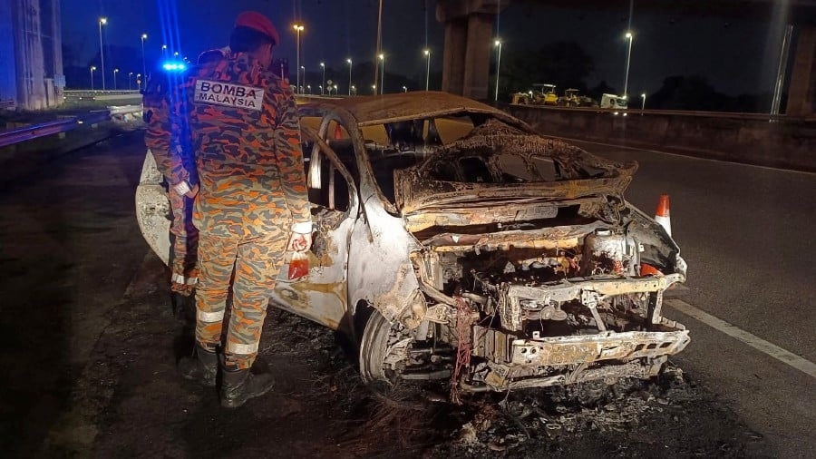 Perodua Alza bursts into flames after collision on Kesas [WATCH]