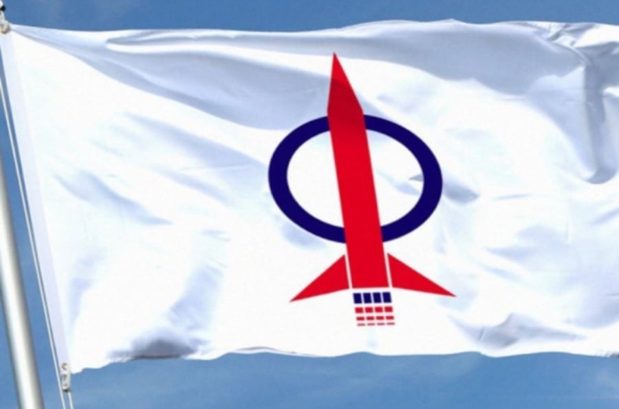 Calls grow for DAP to cut ties with Akmal over flag issue