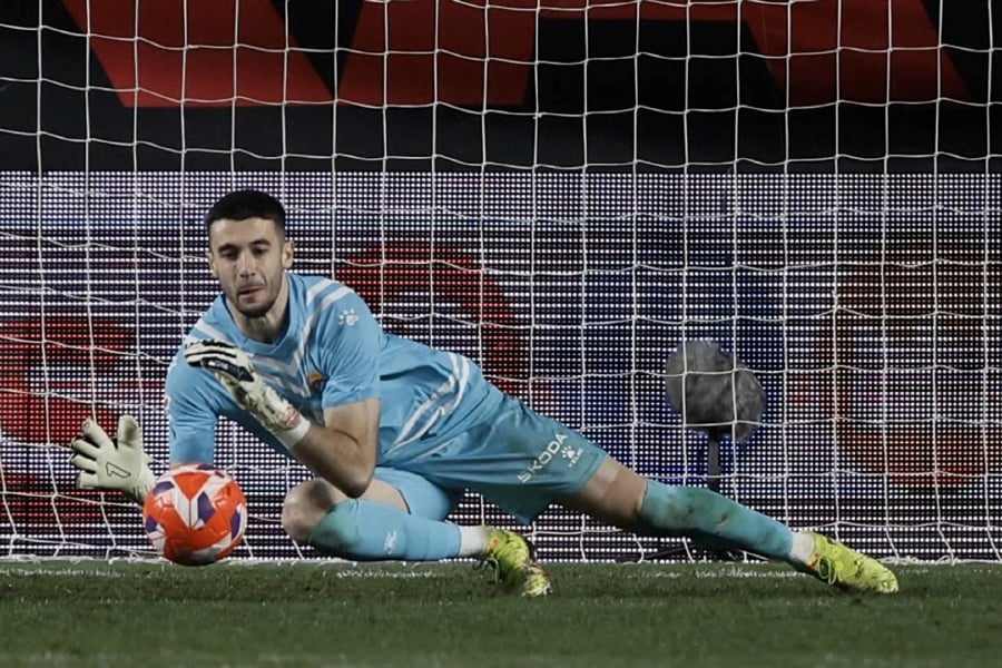 Barcelona sign keeper Garcia from rivals Espanyol