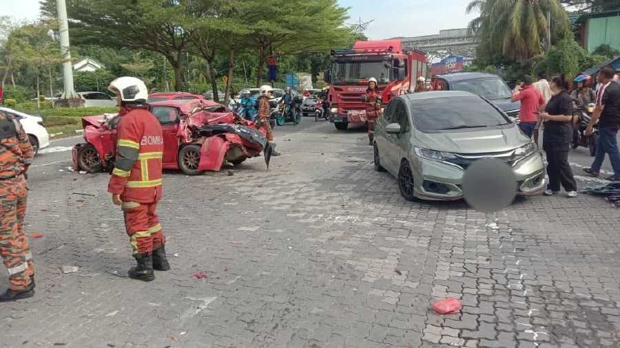 Crane lorry with faulty brakes causes 8-vehicle pile-up in Johor Baru