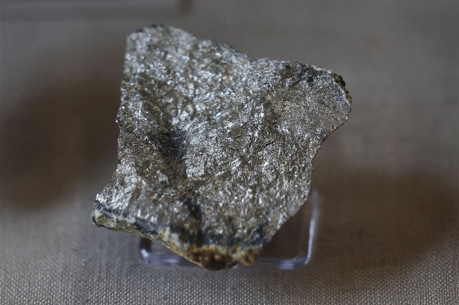 Antimony shortage after China's export curbs leaves battery makers sweating