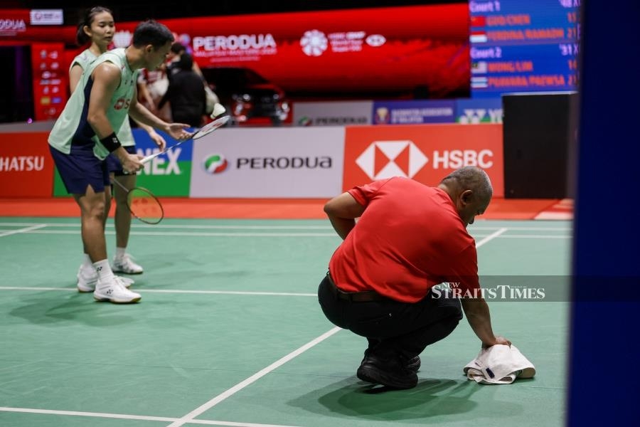 Drips from above disrupt Malaysia Masters again [WATCH]