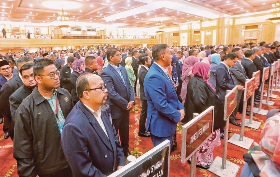 Raising civil servants' retirement age affects long-term social, economic resilience