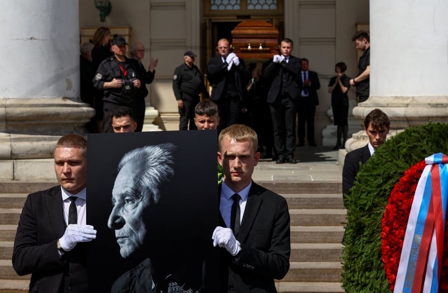 Russians pay last respects to ballet maestro Grigorovich