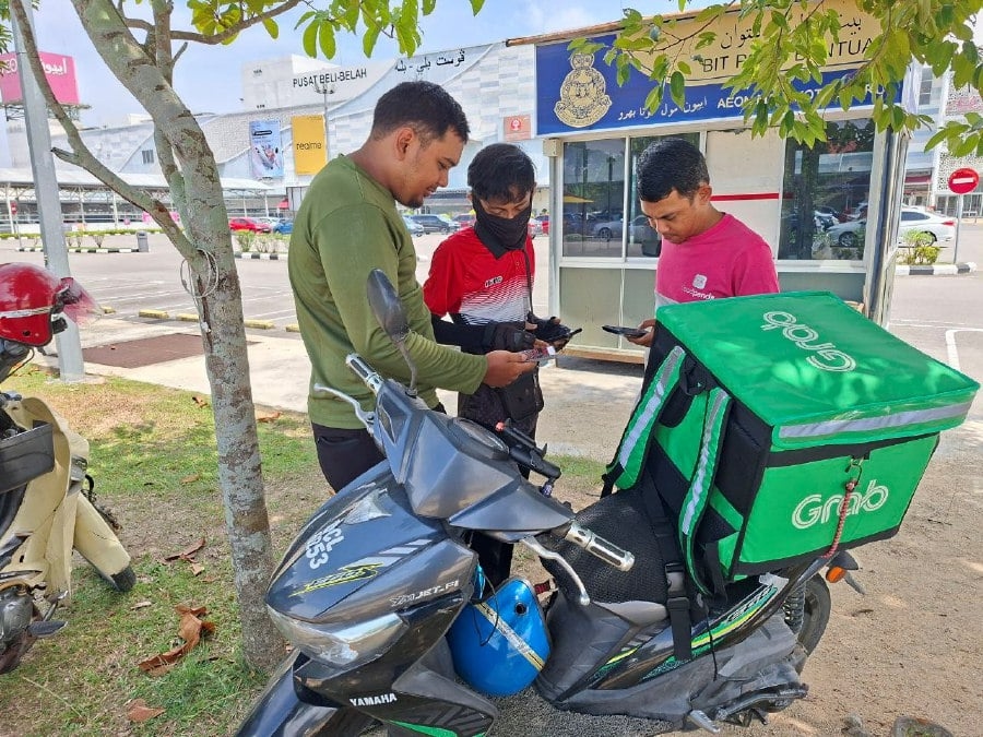 PM's fuel cut and RM100 aid hailed as lifeline by e-hailing drivers, consumers