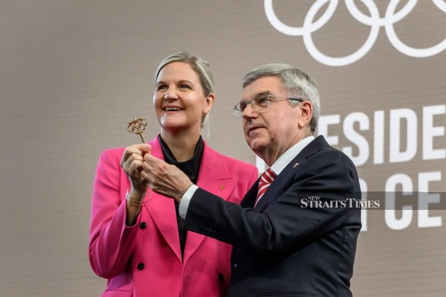 Coventry receives golden key as new IOC President