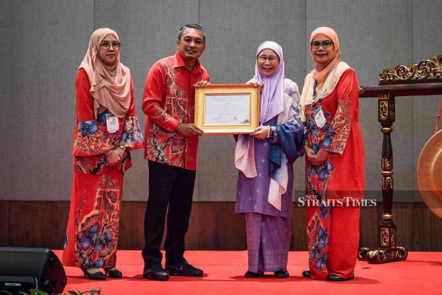 Dr Wan Azizah awarded Lifetime Achievement Award in Ophthalmology