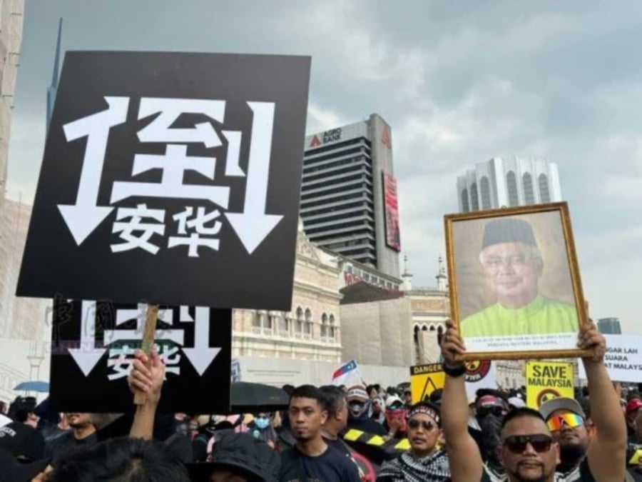Najib 'arrives' at Dataran Merdeka: Rallygoers spotted carrying ex-PM's portrait