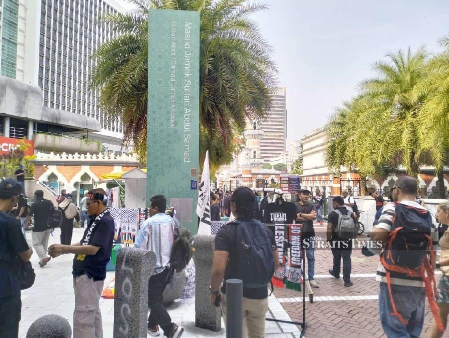 'Turun Anwar' rallygoers began trickling into Dataran Merdeka area