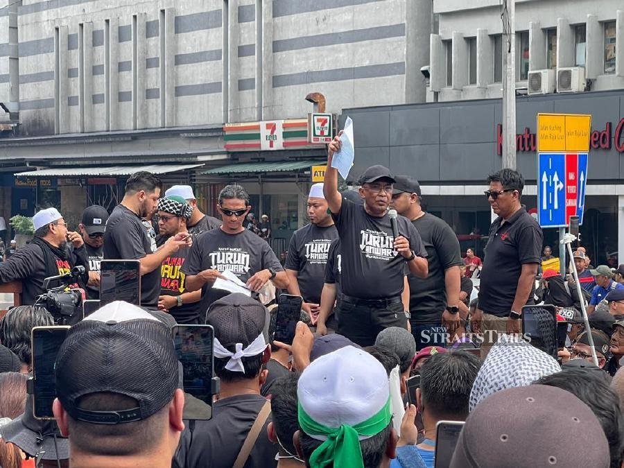 Takiyuddin arrives at Sogo, urges rallygoers to protest peacefully