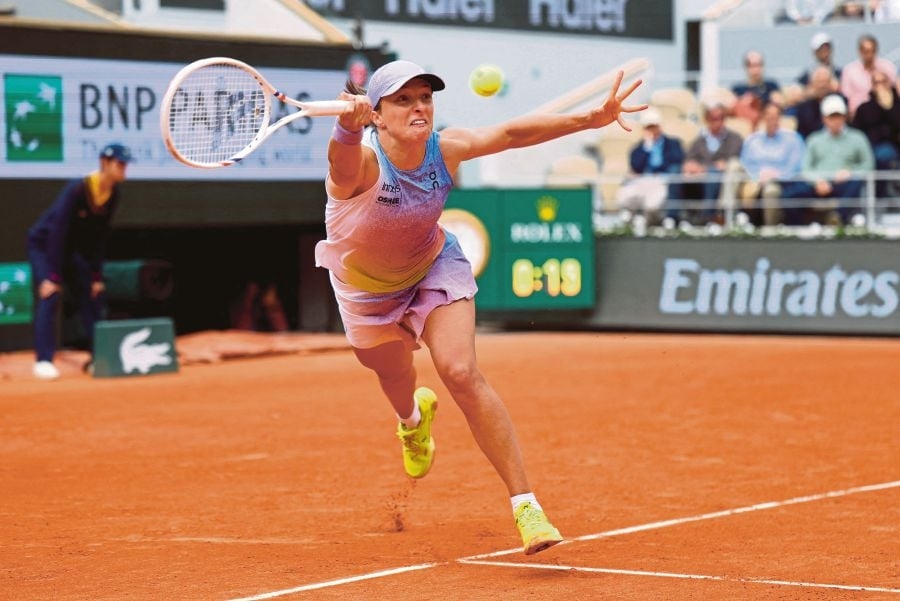 Swiatek says not unbeatable at French Open after winning start