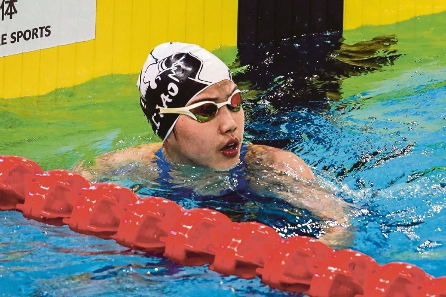 China prodigy takes on swimming world aged 12